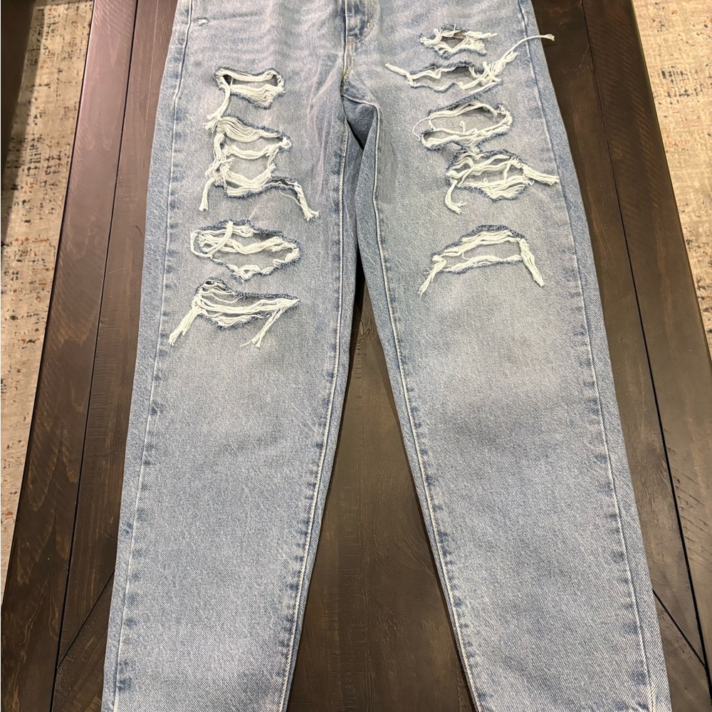 Levi’s High-Waisted Mom Jeans Distressed NWT